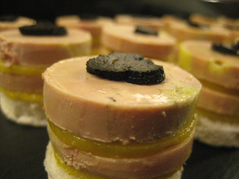 Mi cuit de foie gras con gelatina de mango y trufa negra